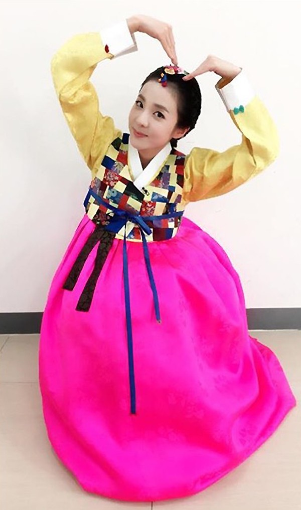 Sao Hàn xúng xính hanbok, sao Cbiz hóa Mỹ hầu vương gửi lời chúc đầu xuân Bính Thân - Ảnh 1.