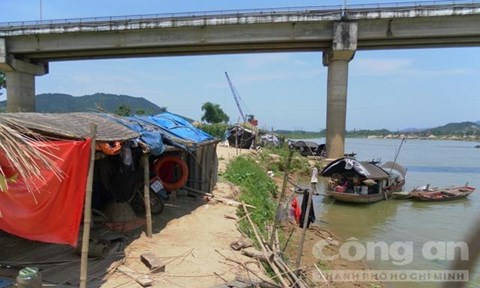 Nam sinh chết đuối trên sông Lam là do tai nạn giao thông - Ảnh 1.