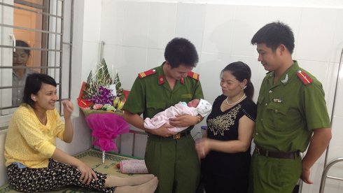Kỷ niệm khó quên với 2 cảnh sát hình sự đỡ đẻ - Ảnh 1.