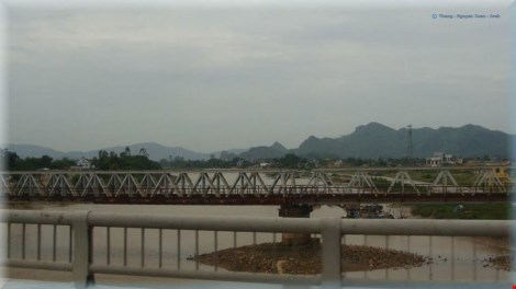 Lao xuống s&ocirc;ng cứu thiếu nữ nhảy cầu, hai thanh ni&ecirc;n chết thương t&acirc;m - Ảnh 1.