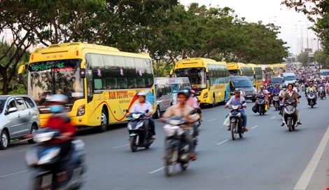 Bị cấm trong trung t&acirc;m, xe kh&aacute;ch dạt ra v&ugrave;ng ven đ&oacute;n kh&aacute;ch - Ảnh 1.