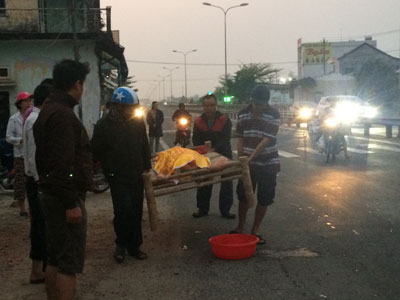 Một phụ nữ b&aacute;n b&aacute;nh mỳ bị xe t&ocirc;ng chết đ&uacute;ng ng&agrave;y 8.3 - Ảnh 1.