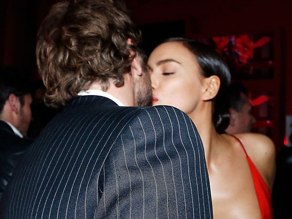 X&oacute;a tin đồn, Irina kh&oacute;a m&ocirc;i Bradley Cooper trước ống k&iacute;nh - Ảnh 1.