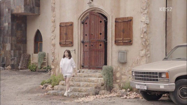 Gi&agrave;y sneaker trắng hơn 8 triệu của Song Hye Kyo kh&ocirc;ng c&ograve;n h&agrave;ng m&agrave; b&aacute;n - Ảnh 1.