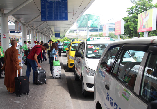 Tăng xe buýt vào sân bay Tân Sơn Nhất để giảm ùn tắc - Ảnh 1.