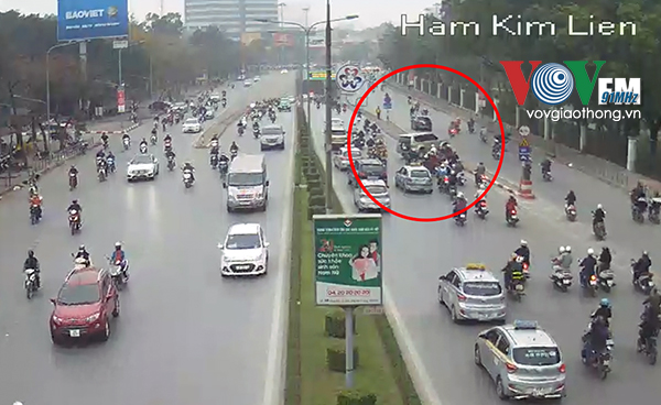 Camera VOVGT: Cho&aacute;ng với xe &ocirc; t&ocirc; băng qua dải ph&acirc;n c&aacute;ch cửa hầm Kim Li&ecirc;n - Ảnh 1.