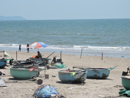 Bơi ra xa bờ tắm biển, chồng chết, vợ nguy kịch - Ảnh 1.