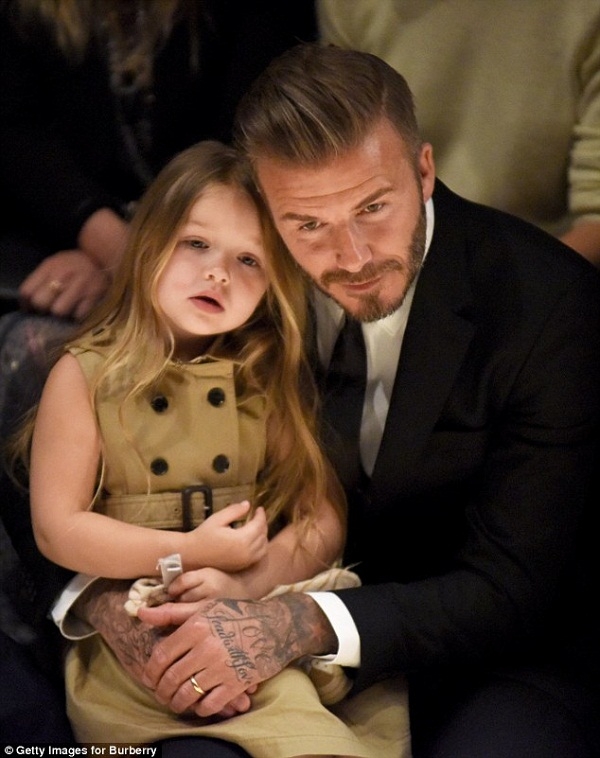 Beckham cùng gái cưng Harper Seven xem phim Nữ hoàng băng giá cả trăm lần - Ảnh 3.