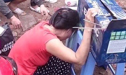 Vợ người đ&agrave;n &ocirc;ng cưa phế liệu kh&oacute;c ngất b&ecirc;n những phần thi thể c&ograve;n lại của chồng - Ảnh 1.