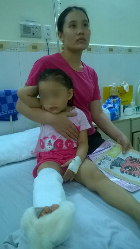 Côn đồ truy sát cả gia đình, chém cả bé gái 3 tuổi - Ảnh 1.