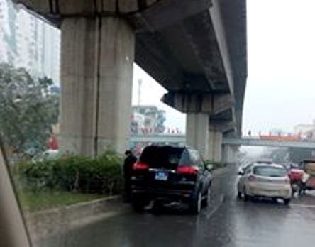 Thảm cảnh đ&aacute;i bậy giữa phố phường H&agrave; Nội - Ảnh 2.