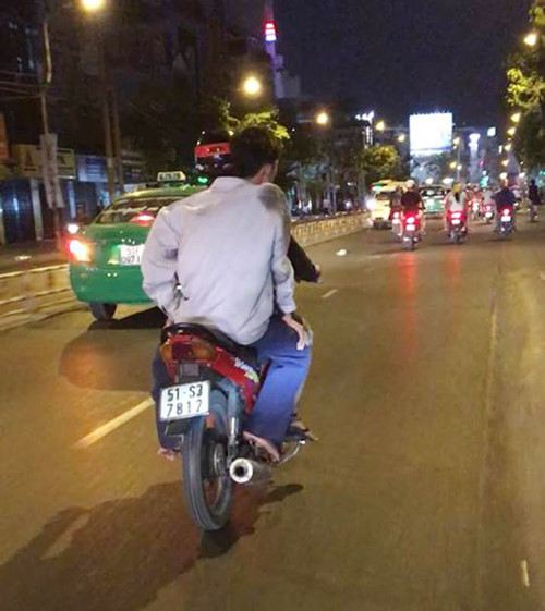 Lật tẩy m&agrave;n giả cụt ch&acirc;n b&aacute;n v&eacute; số, xin tiền ở chợ Bến Th&agrave;nh - Ảnh 2.