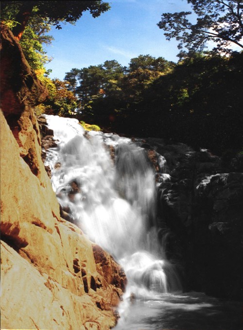 Đ&igrave;nh chỉ du lịch thể thao mạo hiểm ở nhiều hồ, th&aacute;c - Ảnh 1.