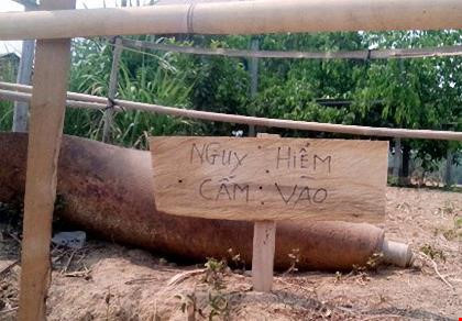 Ph&aacute;t hiện bom c&ograve;n nguy&ecirc;n ng&ograve;i nổ tại khu d&acirc;n cư - Ảnh 1.