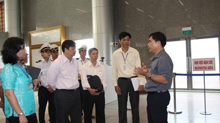 Phun thuốc muỗi 10 ngày tại sân bay Đà Nẵng - Ảnh 1.