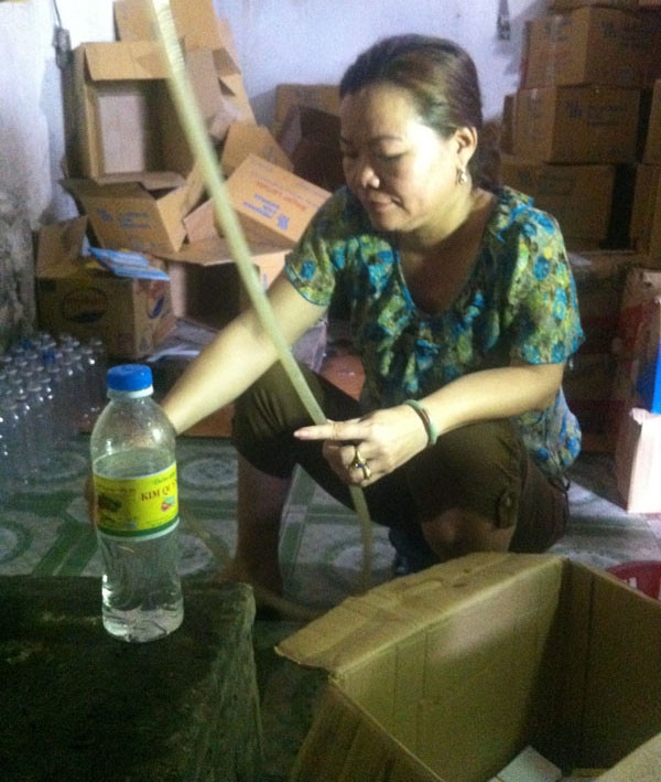 Nghệ An: Rùng rợn cơ sở chế dấm gạo từ axit - Ảnh 1.