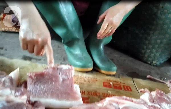 Ai mua thịt lợn ôi thiu giá 30 ngàn/kg ở chợ thịt ôi, thịt ế ngay giữa Hà Nội? - Ảnh 2.