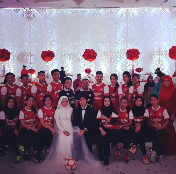 Fan cuồng Malaysia trang hoàng đám cưới theo phong cách Arsenal - Ảnh 1.