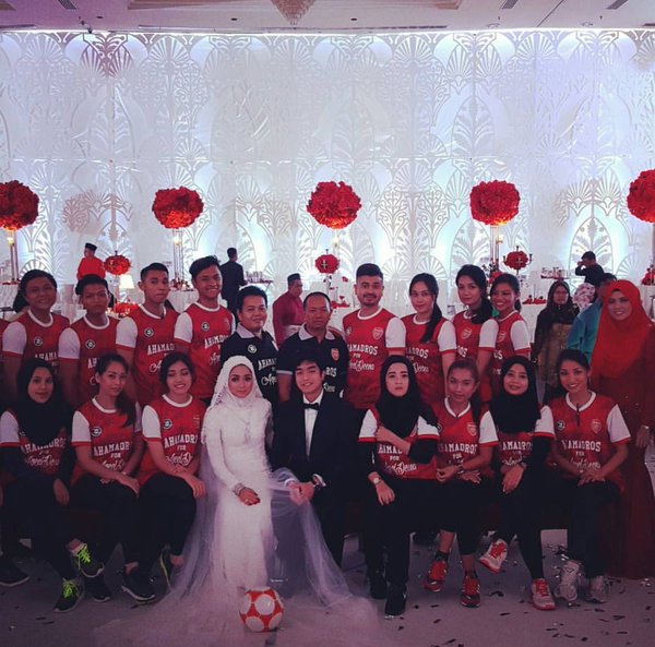 Fan cuồng Malaysia trang ho&agrave;ng đ&aacute;m cưới theo phong c&aacute;ch Arsenal - Ảnh 1.
