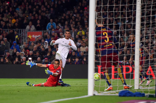 Khoảnh khắc Ronaldo trút bỏ xiêm y ăn mừng lại bị đem ra làm trò cười - Ảnh 2.