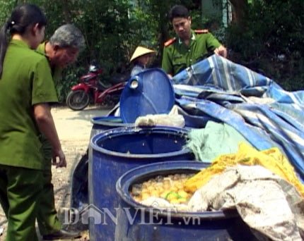 Hàng tấn măng bẩn, cả tạ chanh thối suýt tuồn ra thị trường - Ảnh 1.