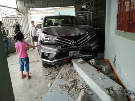 Hai bà cháu may mắn thoát nạn khi xe bán tải lao vào nhà - Ảnh 1.