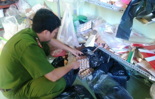 Đột kích lò sản xuất, kinh doanh mỹ phẩm lậu - Ảnh 1.