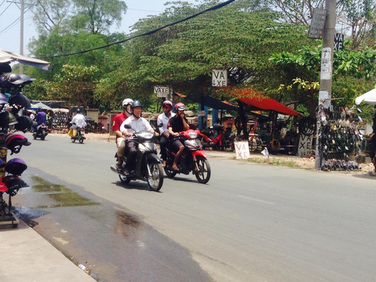 Một thanh niên bị đâm chết trước nghĩa trang Bình Hưng Hòa - Ảnh 1.