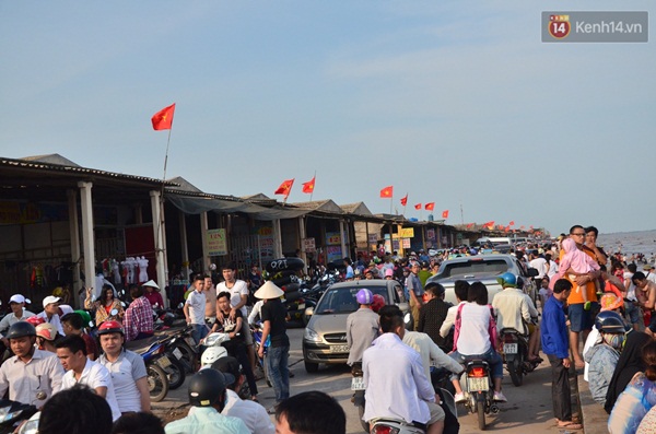 Chùm ảnh: Những bãi biển ngột ngạt và đông như nêm trong kì nghỉ lễ - Ảnh 1.