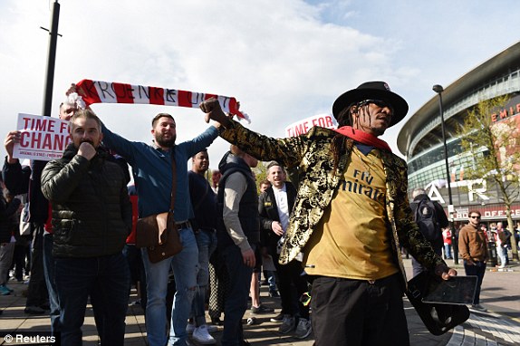 CĐV Arsenal biểu tình chưa từng có đòi đuổi HLV Wenger - Ảnh 1.