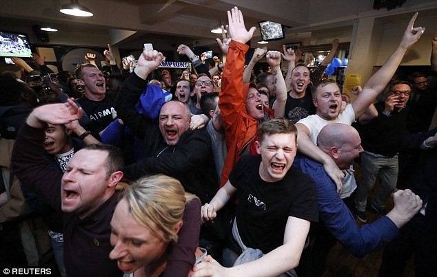 Người Thái rầm rộ ăn mừng chức vô địch của Leicester City - Ảnh 1.