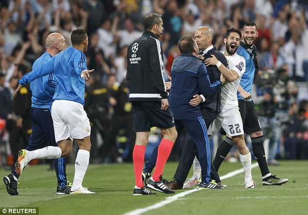 Rahem Sterling suýt gãy chân vì pha vào bóng ghê rợn của Lucas Vazquez - Ảnh 5.