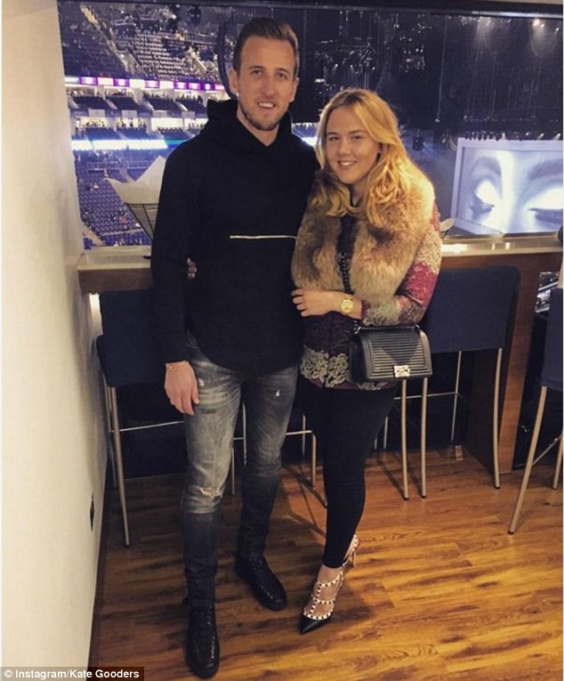 Harry Kane khoe ảnh chụp cùng Beckham và bạn gái hồi trẻ trâu - Ảnh 4.