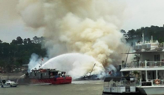 Vụ cháy tàu du lịch ở Hạ Long: Thiệt hại 30 tỷ đồng, bồi thường toàn bộ cho du khách - Ảnh 1.