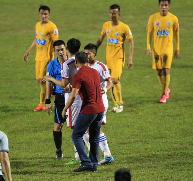 Trọng t&agrave;i tưởng tượng quả phạt đền bị treo c&ograve;i hết V-League - Ảnh 1.