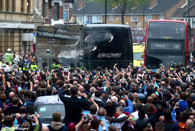 Hoảng loạn, sao Man Utd liên tục chửi thề khi xe buýt bị tấn công bằng chai lọ - Ảnh 1.