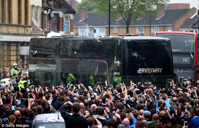 Bên trong siêu xe buýt chai lọ ném không thủng của CLB Man Utd - Ảnh 1.