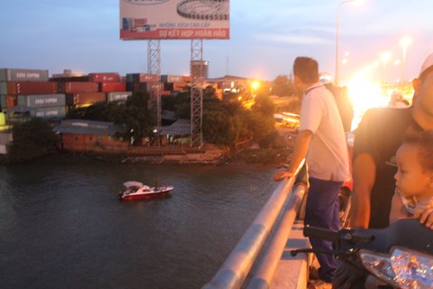 Bỏ lại người thân trên cầu, nữ sinh nhảy xuống sông Đồng Nai tự tử - Ảnh 1.