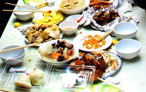 Chủ qu&aacute;n Nhật t&iacute;m mặt nh&igrave;n thức ăn thừa của kh&aacute;ch Việt - Ảnh 1.