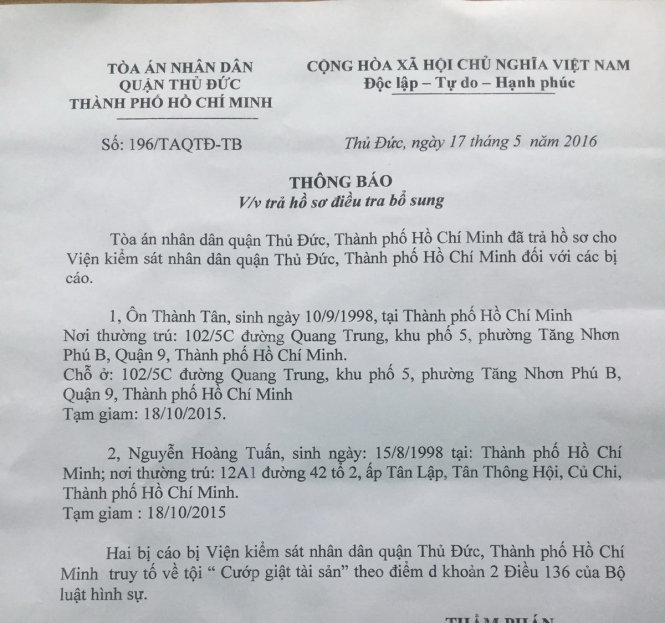 Trả hồ sơ điều tra bổ sung vụ hai thiếu niên giật bánh mì - Ảnh 1.