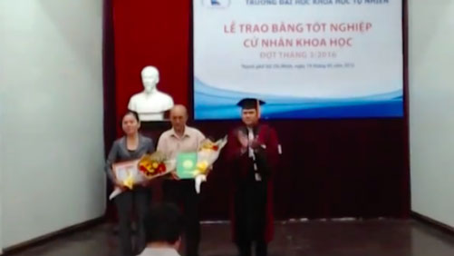 Bố mẹ nhận bằng tốt nghiệp cho con trai đã mất - Ảnh 1.