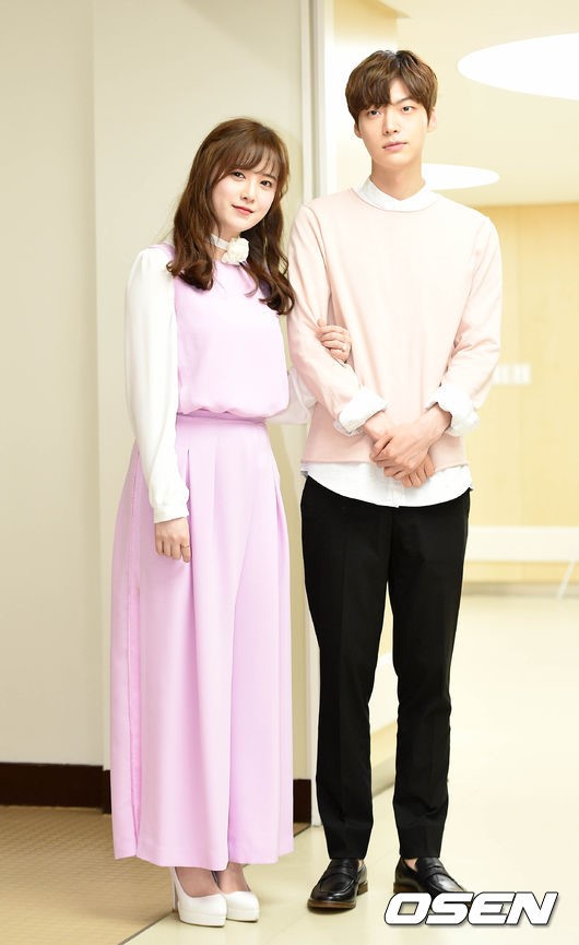 Ahn Jae Hyun - Goo Hye Sun sánh đôi đến viện nhi tặng tiền tổ chức đám cưới - Ảnh 1.