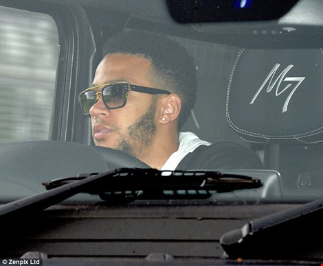 Bị loại khỏi đội hình M.U đá chung kết FA Cup, Depay nổi giận - Ảnh 1.
