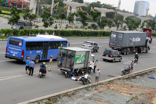 Nhiều xe con dửng dưng, bỏ mặc đôi nam nữ đang nguy kịch - Ảnh 1.