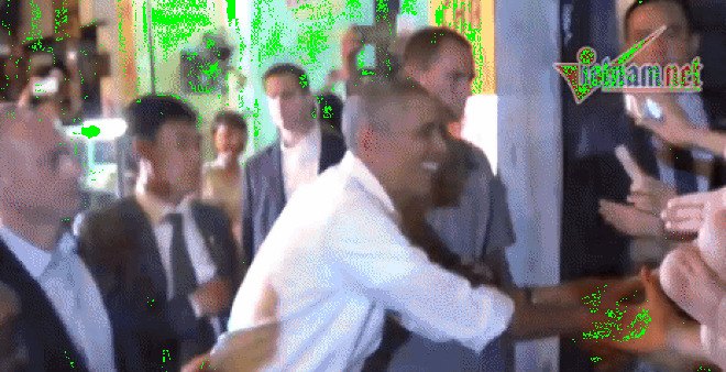 Giải mã hành động tháo nhẫn trước khi bắt tay của ông Obama - Ảnh 1.