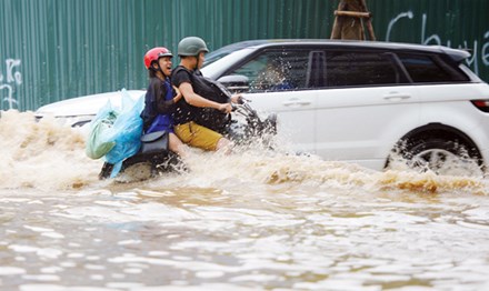 Ô tô ngập nước, cư dân khu đô thị mới thiệt hại tiền tỷ - Ảnh 1.