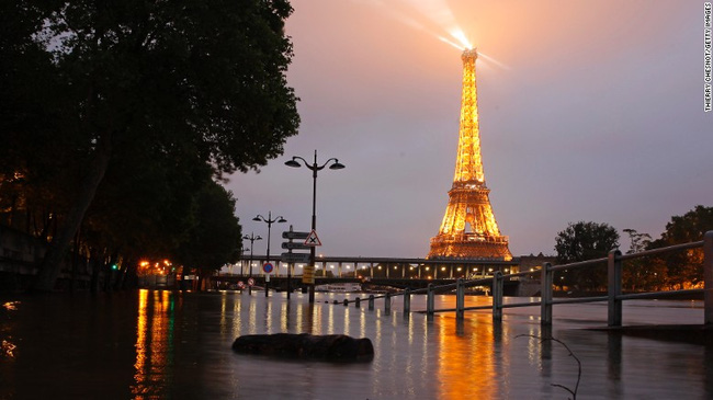 Paris chìm trong trận lụt lớn nhất 100 năm qua - Ảnh 1.