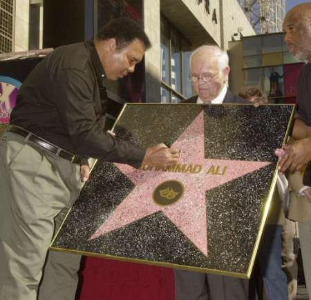 Vì sao tên Muhammad Ali được gắn trên tường, thay vì dưới nền đường ở Đại lộ Danh vọng? - Ảnh 1.