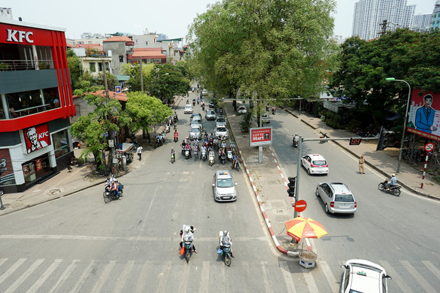 Tranh cãi về ý tưởng làm giàn chống nắng ở nơi... dừng đèn đỏ - Ảnh 1.