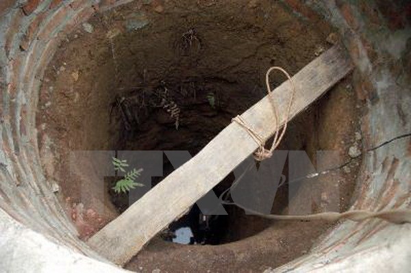 Một người bị chôn sống khi đang đào đất làm giếng nước - Ảnh 1.